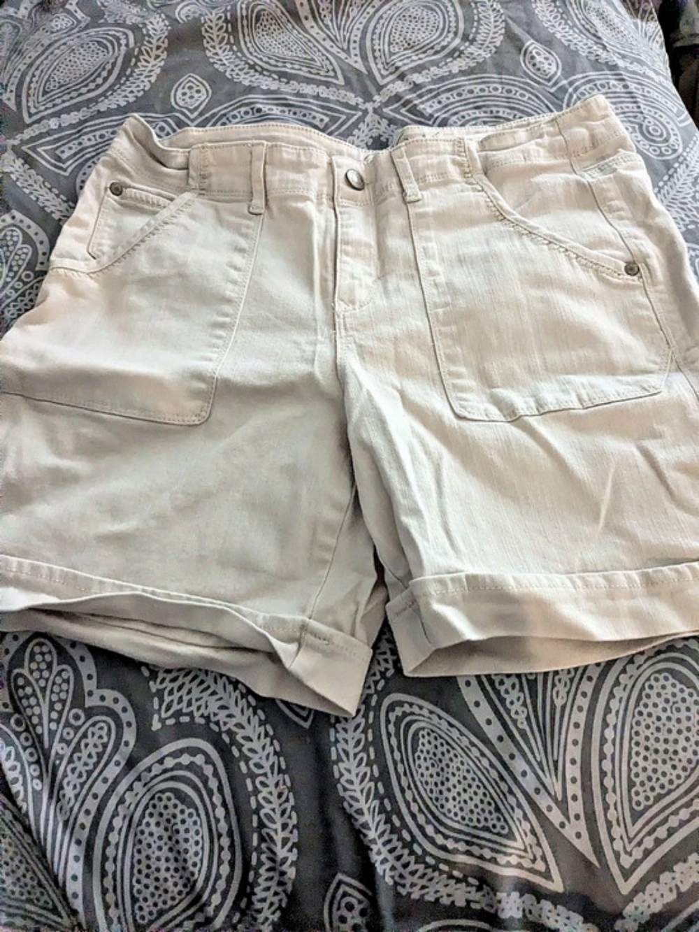 Gloria Vanderbilt All-Around Slimming Effect Utility Shorts in Cream Size 6